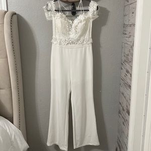 ENTRY Women’s White Jump Suit Size Large